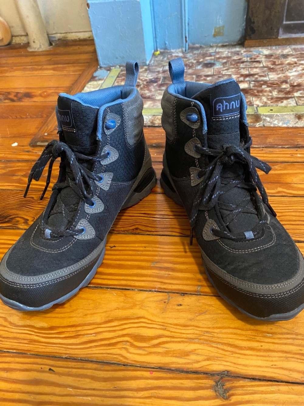 Ahnu Sugarpine Women's Black Hiking Boots Waterproof Vibram Sole SIZE 8 - Picture 2 of 8